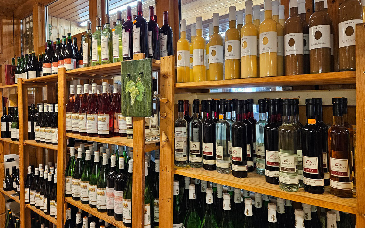 Weinregal im Lagerhaus Geier mit regionalen Weinen.