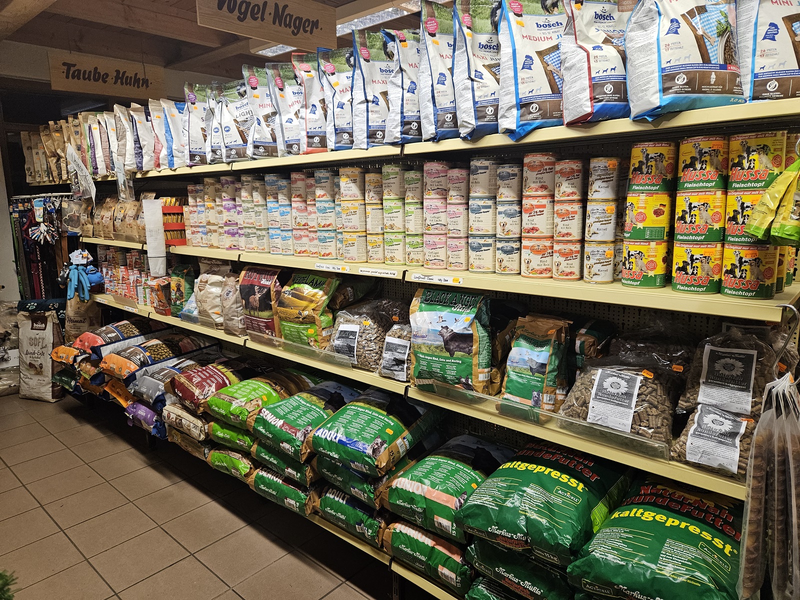 Hundefutter, verschiedene Sorten, Nassfutter, Trockenfutter